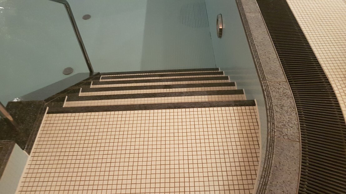 Gefliester Poolbereich mit Wasser