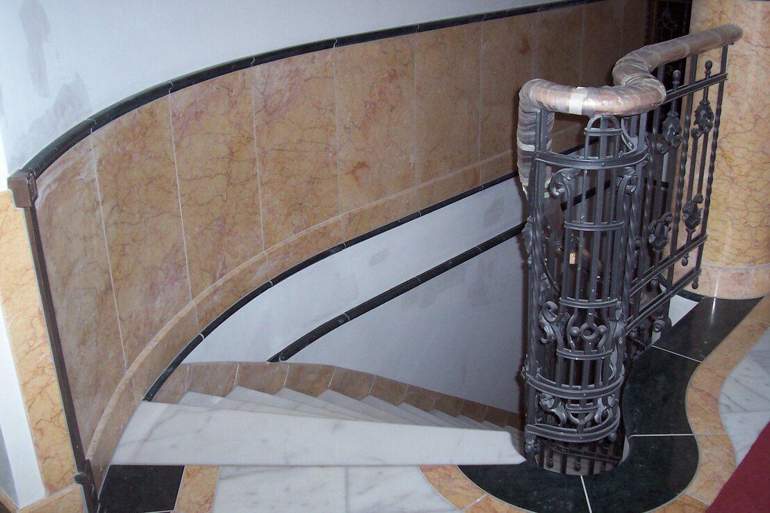 Innenausbau mit Natursteinboden