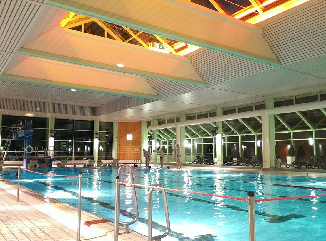 Begutachtung eines gefliesten Schwimmbeckens