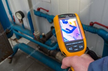 Zoomkamera im Einsatz an einer hohen Fassade